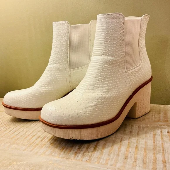 Pierre Dumas White Textured Ankle Booties - Picture 8 of 11